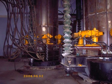 山東兩側(cè)的電極系統(tǒng)升降油缸